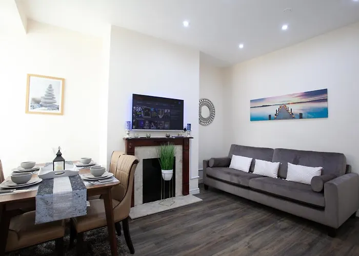 6 Bedroom House 10Min Drive From City Centre Manchester