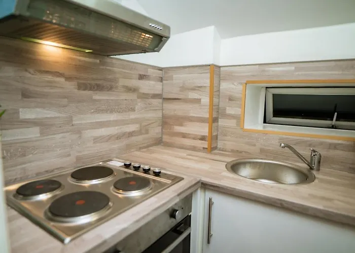 Manchester City-Centre Apartment With Dedicated Workspace, Sleeps 4