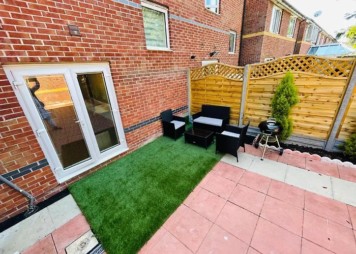 Watan Cottage - Spacious 3 Bedrooms Entire House With Beautiful Outdoor Garden Manchester