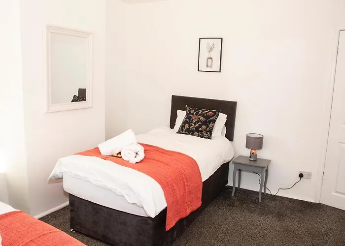 Trafford House - Stylish 3-Bed Home With Private Parking Manchester