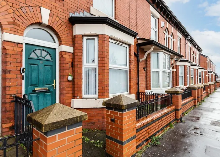 Clayton House - Spacious Home Near Etihad Stadium Manchester