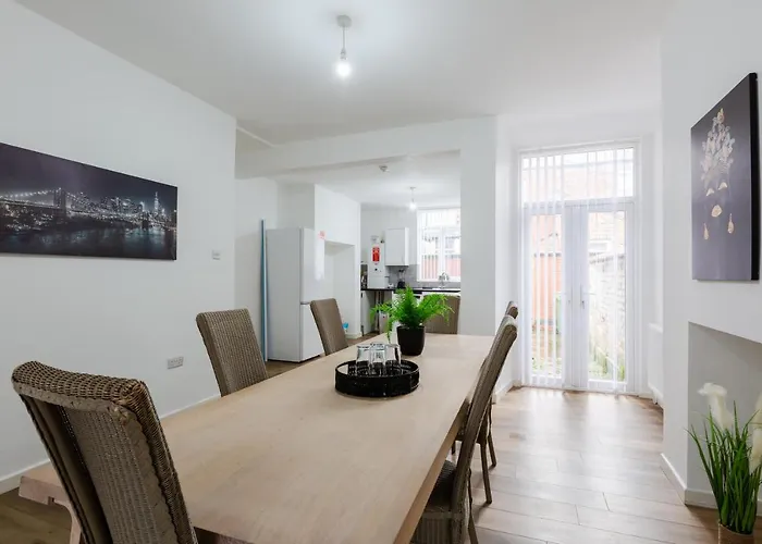 Clayton House - Spacious Home Near Etihad Stadium Manchester