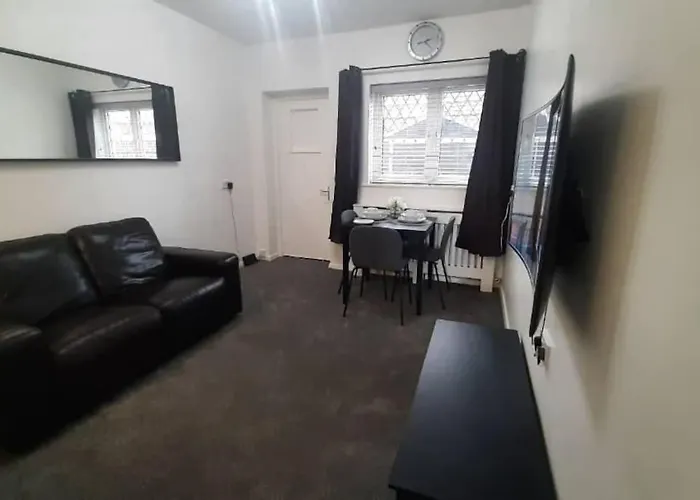 Entire Rental, Easy Reach To Etihad Stadium Manchester