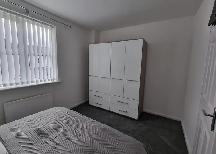 Beautiful 4 Bed Home, Sleeps 6, Driveway Parking Manchester