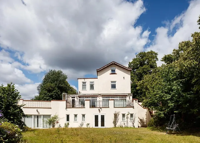Beautiful 'Mayfield' Villa With Private Pool! Manchester