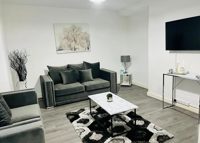Beautiful And Homely 3 Bed House With Free Parking So Close To Man City And City Centre Manchester