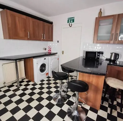 Old Trafford City Centre Events 4 Bedrooms 6 Rooms Sleeps 3 - 8 Manchester