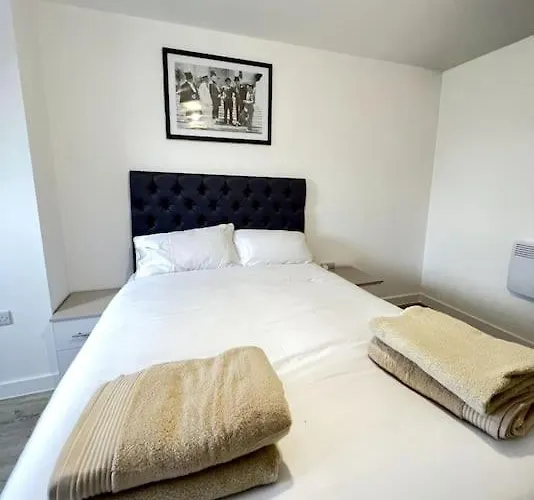 Luxurious City View Apartment In Salford Manchester