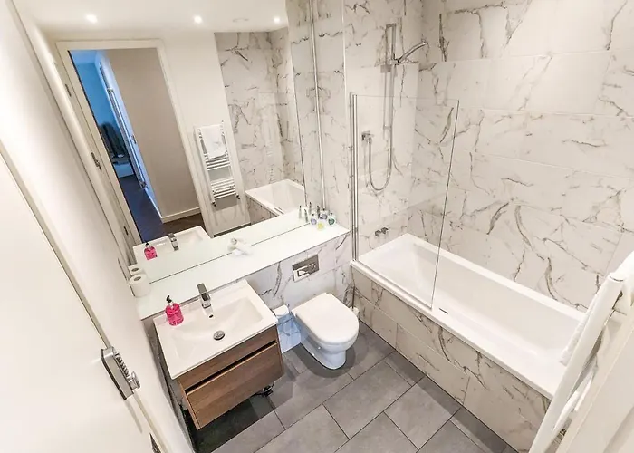 Waterfront Retreat: Modern 2-Bed Apartment Manchester