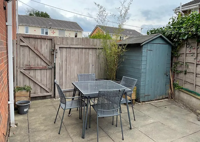 Manchester 2 Bedroom House With Garden