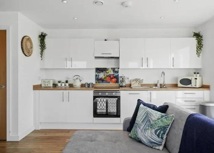 Stunning 3-Bedroom Flat With Parking Manchester