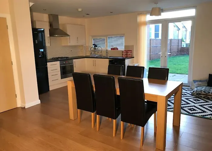3-Bedroom House - Car Parking - Air Conditioning Manchester