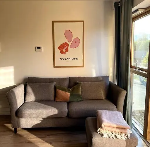 Colourful, Bright And Chic 2 Storey Apartment Manchester