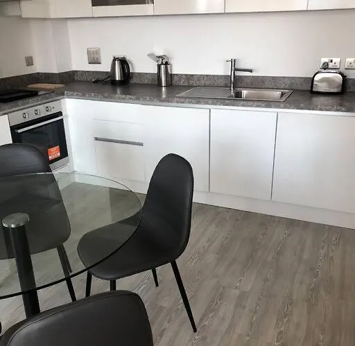 3 Bedroom Apartment Free Parking Manchester