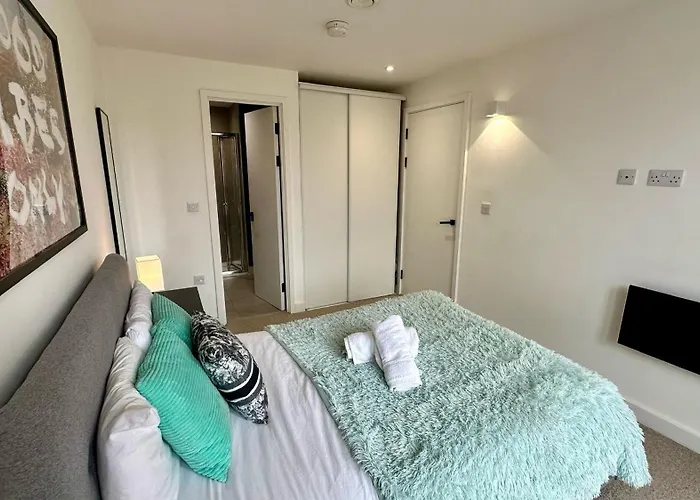 Lux Livin' Apartments - Luxury 2 Bed Apartment With Sky Garden Manchester