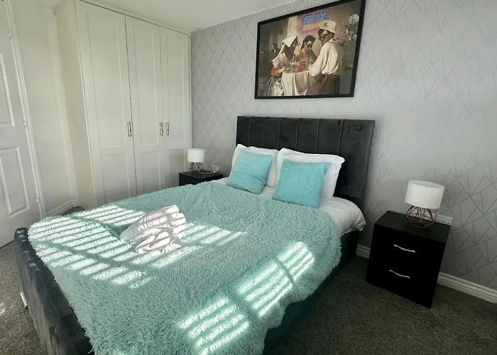 Lux Livin' Apartments - Luxury 2 Bed Manchester Apartment With Free Parking