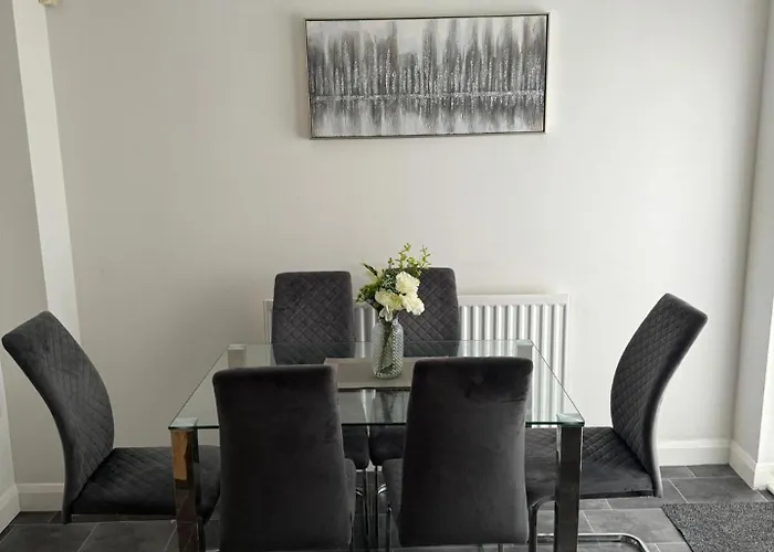 Home Sleeps5-Netflix-Parkg-Near City Center Etihad Manchester