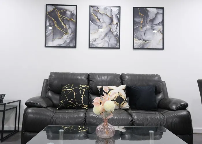 Modernized Three Bedroom House Near City Stadium, Attractions, City Centre - Sky N Netflix - Convenient Transport Manchester