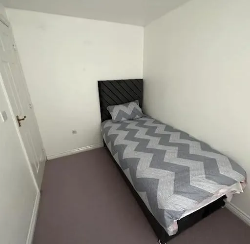 Spacious & Lovely 4 Bedroom Home In Manchester