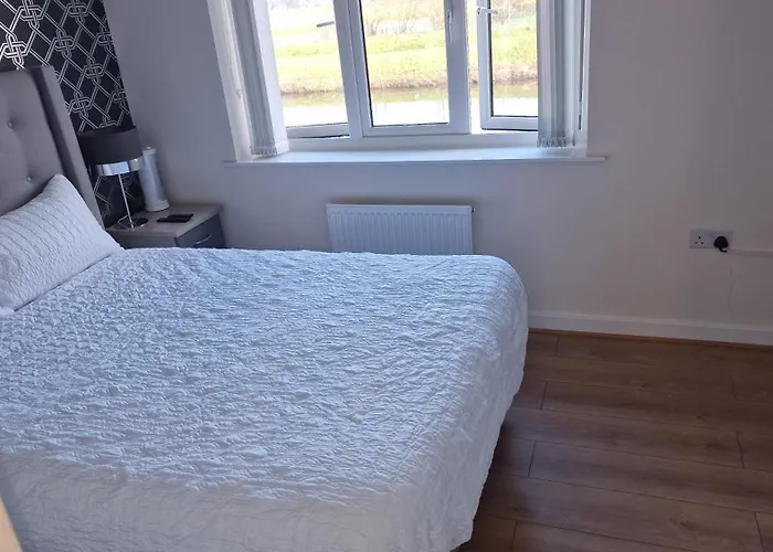 Stunning Canal View 2 Bedroom Home With Free Parking Manchester