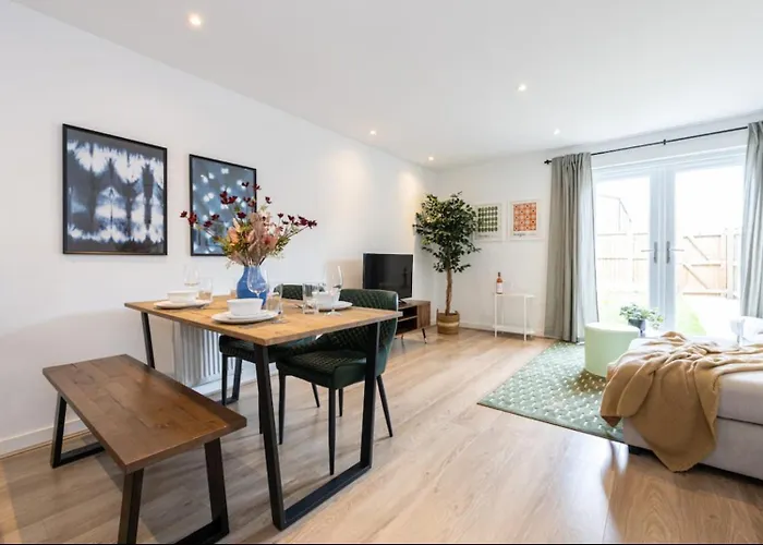Elegance Retreat - 2 Bed Holiday Home With Parking Manchester
