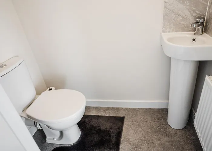 2-Bed House With Canal View Garden & Petsok Manchester