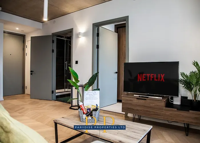 Mancunian Skyline Haven - Chic & Sleek 1-Bed Near Deansgate And Manchester City Centre - Ideal For Business & Leisure Stays - By Parydise Properties