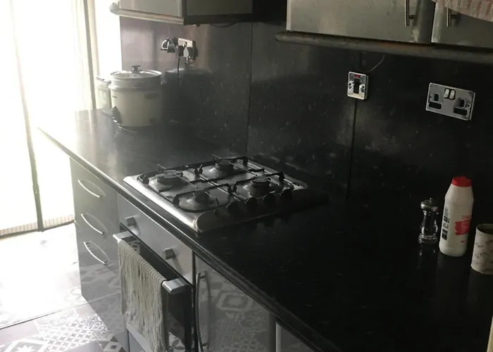 Single Room - Town & University Nearby, 24H Bus, Airport-Linked Manchester
