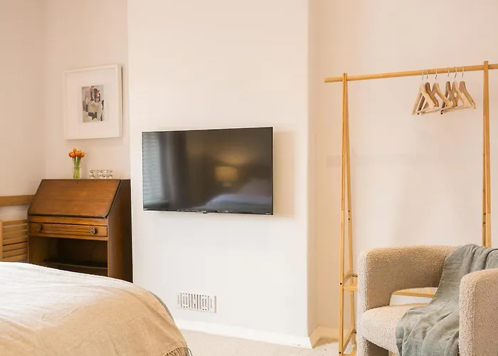 Spacious 4 Bedroom Home - Sleeps 8 Manchester