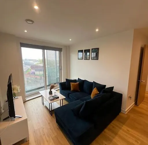 2 Bed Corner Apartment With Gym Manchester