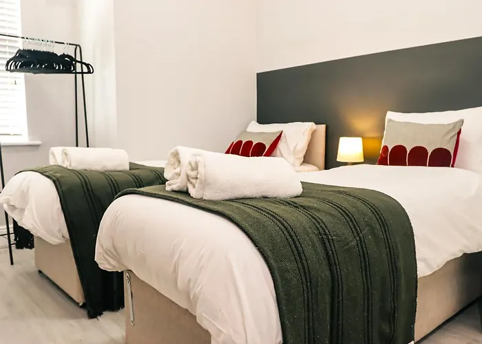 Spacious Stylish Home With Free Parking 10 Mins To Manchester Centre & Ao Arena Ideal For Groups & Long Stays