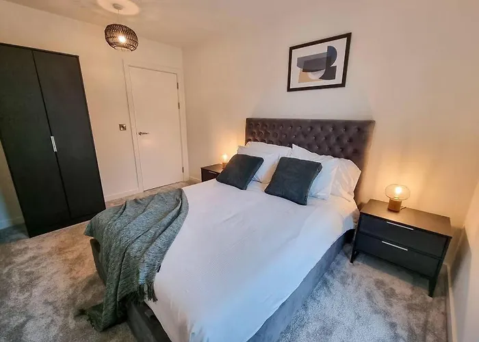 4 Bed Townhouse Piccadilly Free Parking Villa Manchester