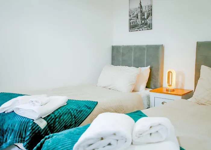 The Wynne House - 3 Bedroom Luxury House With 5 Beds & Free Parking Near City Centre, And A Walking Distance To The Etihad Stadium & Coop Live Arena Manchester
