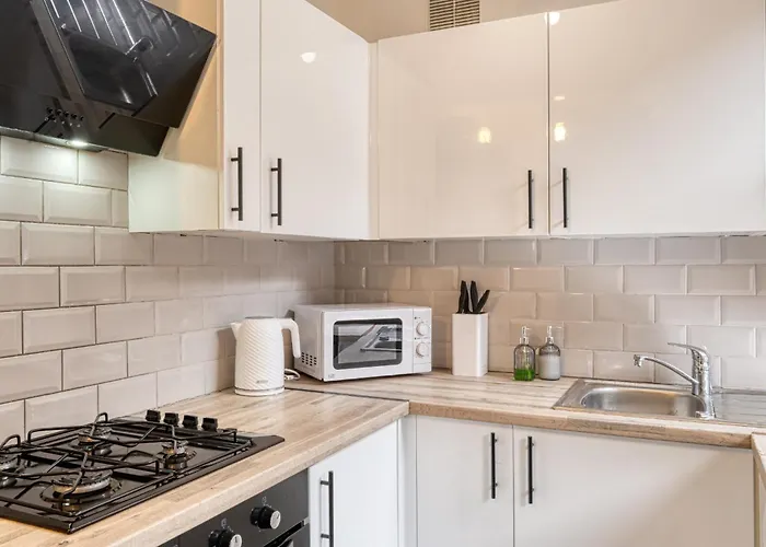 Contractors & Relocation Haven, 3Bd House, Secure Off-Site Parking & Office Space Manchester