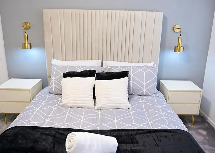 3 Bedroom House Manchester With En-Suite Free Wifi And Parking