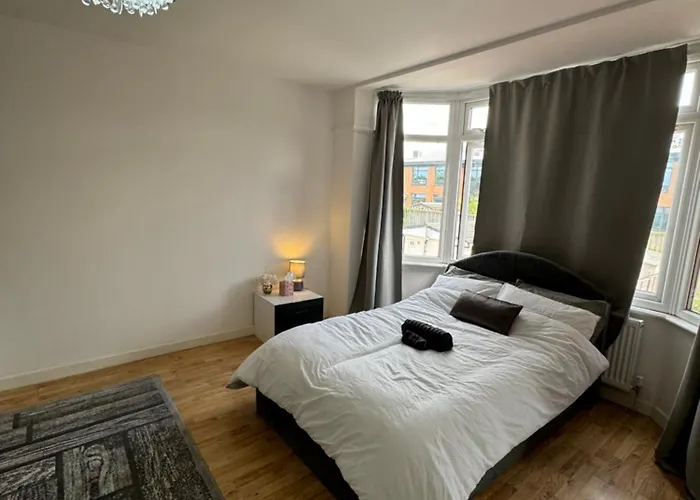 Elegant Estates Humble Abode Room 3 Manchester