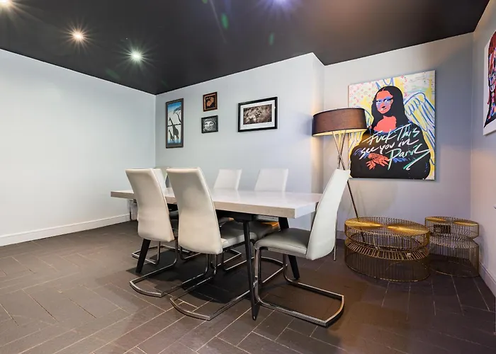 Swan Street Suite Sleeps 23 Manchester