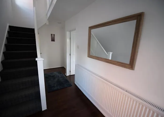 Spacious 3 Bed Home Manchester Airport Free Parking