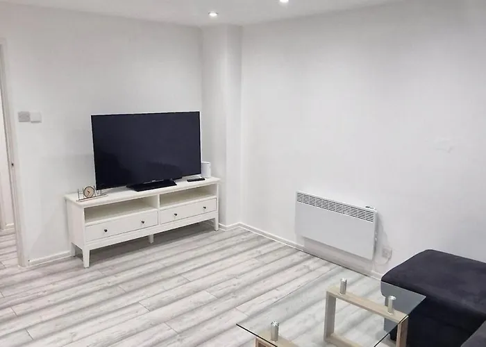 Cozy Modern 3 Bed, 2 Bedroom Apartment - Secure Parking - Close To Manchester City Centre And Old Trafford
