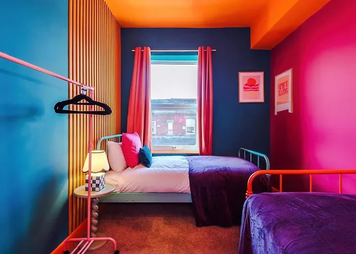 6-Bed Funky Getaway Unique Vibes Villa Manchester