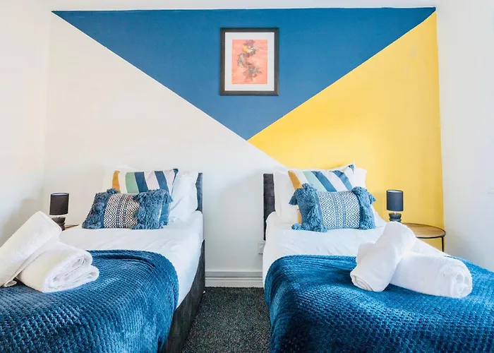 Cozy 3-Bed Retreat Near Manchester Airport Ideal For Families & Groups