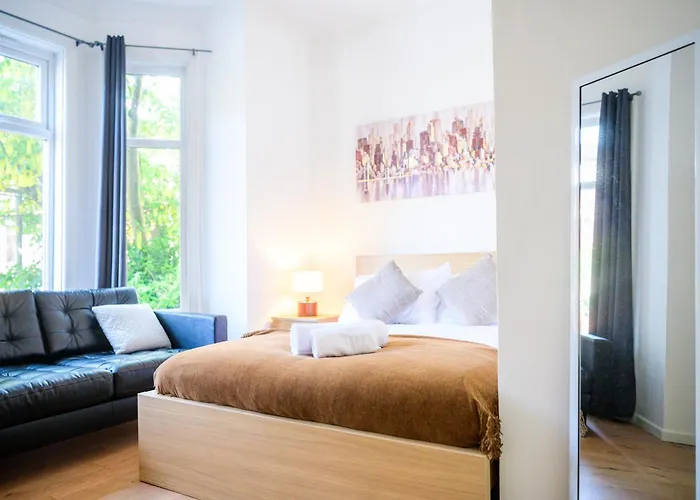 Purple Blossom, 2 Bed Apartment, Wi-Fi, Near Didsbury, Free Parking Manchester