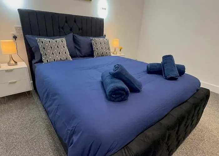 Cozy 5-Bed Caldecott Stays-Sleep 6 Manchester