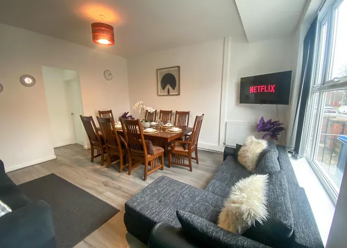 5 Bedroom Luxury Townhouse Near City Centre, Sleep 16 Manchester
