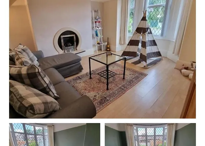 Near City Centre Sleeps 11, 4-Spacious Bed Rooms,2-Lounges 2-Toilets 1-Kitchen Ideal Familys&Groups Manchester