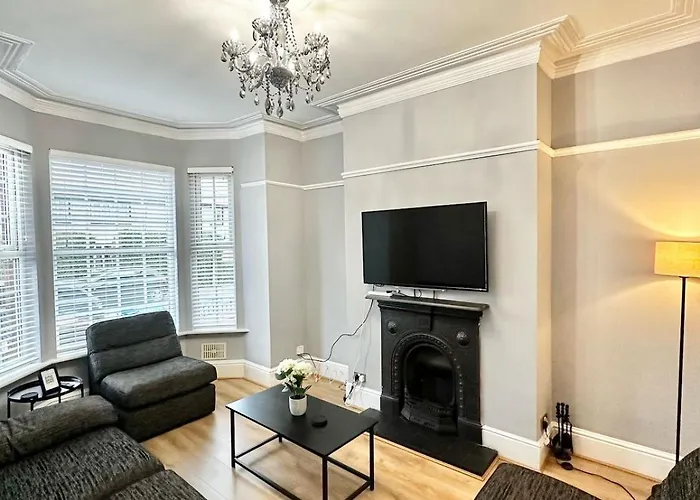 Large 5-Bedroom House In Salford-Free Parking-Sleeps 10 Manchester