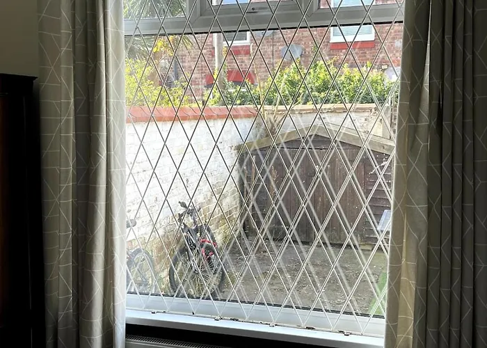 Double Room - Town & University Nearby, 24H Bus, Airport-Linked Manchester