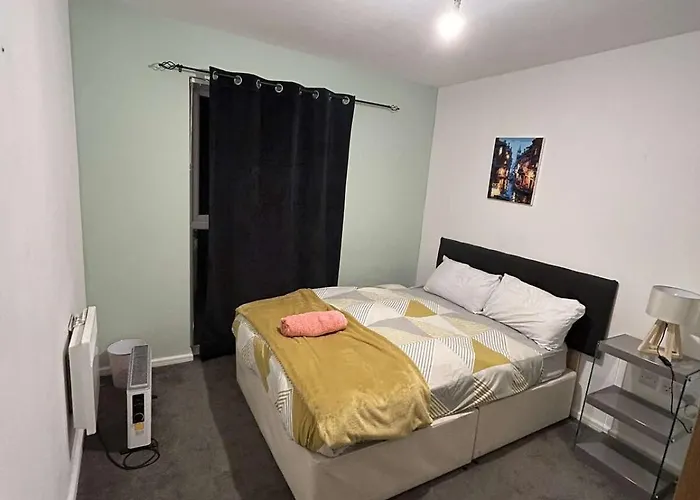 Cozy 2 Bed Apartment With Balcony Etihad Views, Steps From Coop Live Manchester