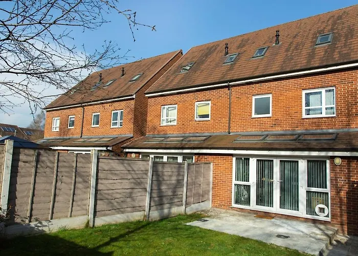 Bright & Luxurious Home With Garden Manchester