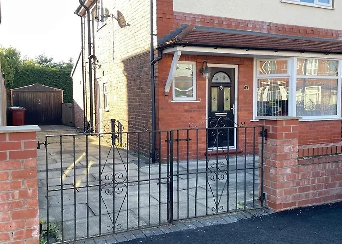 Spacious 3 Bed With Driveway Manchester
